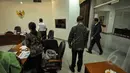 Presiden Joko Widodo (Jokowi) saat memasuki ruangan rapat terbatas bersama para menteri Kabinet Kerja di Kantor Presiden, Jakarta, Senin (6/4/2015). Rapat membahas tentang ketersediaan beras nasional (Liputan6.com/Faizal Fanani)