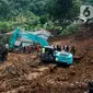 Tim SAR gabungan mengerahkan alat berat saat mencari korban yang tertimbun longsor akibat gempa bumi di kawasan Cibeureum, Cugenang, Cianjur, Jawa Barat, Selasa (22/11/2022). Hingga hari kedua, ditemukan tujuh korban meninggal dari dugaan 30 warga yang tertimbun longsor akibat gempa bumi kemarin. (merdeka.com/Arie Basuki)