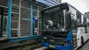Bus Transjakarta melaju di dekat Halte Bus Transjakarta Tosari lama di Jalan Jenderal Sudirman, Jakarta, Kamis (7/1/2021). Kondisi halte tersebut kini terbengkalai usai beroperasinya Halte Tosari baru dengan daya tampung yang bertambah dua kali lipat. (Liputan6.com/Faizal Fanani)