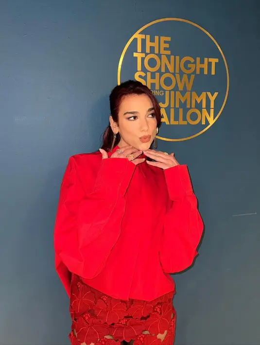 Tampil simple tapi chic dengan outfit serba merah, cukup padukan oversized shirt dan floral cut out mini skirt seperti tampilan Dua Lipa ini. [@dualipa]