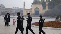 Pasukan keamanan China berjaga di wilayah masjid Raya Id Kah di kota Kashgar, provinsi Xinjiang. (Source: AP)