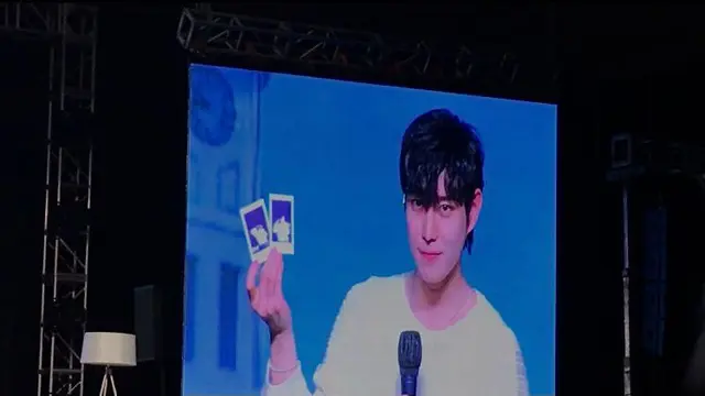 Kim Young Dae memberikan foto eksklusif saat fan meeting.