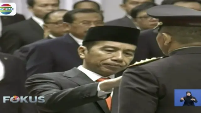 Presiden Jokowi memberi penghargaan bintang bhayangkara nararia kepada empat anggota Polri yang dinilai berjasa di peringatan Hari Bhayangkara ke-72 di Istora Senayan.