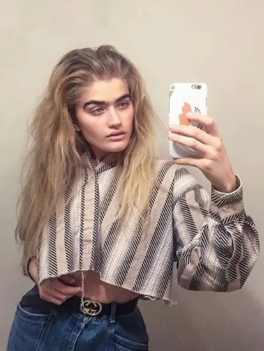 Wanita yang memiliki pengikut sebanyak 73 ribu di akun Instagram-nya ini menolak ketika diminta mencabut alisnya yang super tebal dan menyatu di tengah tersebut. (instagram.com/sophiahadjipanteli)