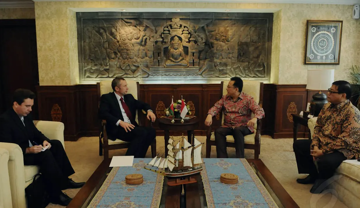 Dubes Republik Belarus, Vladimir Lopato-Zagorsky (kiri) saat berdiskusi dengan Ketua DPD RI Irman Gusman (kanan) di ruang Pimpinan DPD RI, Gedung Parlemen, Jakarta, Jumat (7/11/2014). (Liputan6.com/Andrian M Tunay) 