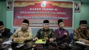 (ki-ka) Prof. Dr. Mawan Abdurrahman, Prof. Dr. KH. Didin Hafiduddin, Ketua MUI Din Syamsuddin, Prof. Dr. H. Nazaruddin Umar, Dr. H. Noor Achmad beri keterangan pers Rapat Pleno II Dewan Pertimbangan MUI di  Jakarta, (25/11). (Liputan6.com/Faizal Fanani)