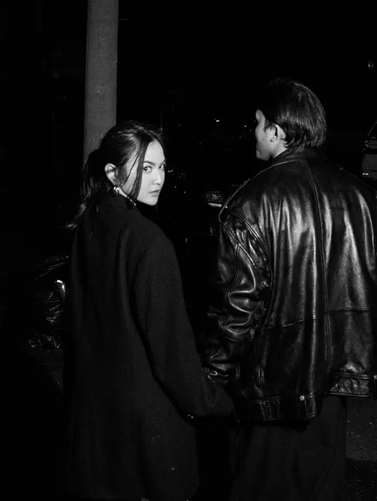 Dengan konsep foto black & white, begini romantisnya pasangan yang go public pada Februari 2022 lalu itu saat jalan bersama. Pelantun lagu "Kesempurnaan Cinta" itu terlihat menggandeng kekasihnya. (Liputan6.com/IG/@mahaliniraharja)