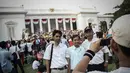 Mendapat kesempatan langka, para warga berfoto diri dengan latar belakang Istana Negara, Jakarta, (20/10/14). (Liputan6.com/Faizal Fanani)
