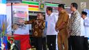 Presiden Joko Widodo mengikuti prosesi peresmian proyek Kawasan Ekonomi Khusus (KEK) di Bandara Sam Ratulangi, Manado, Senin (1/4). Jokowi meresmikan tiga KEK, Rusun Mahasiswa IAIN Kota Manado dan Rusun Mahasiswa UKI Kota Tomohon. (Liputan6.com/Angga Yuniar)
