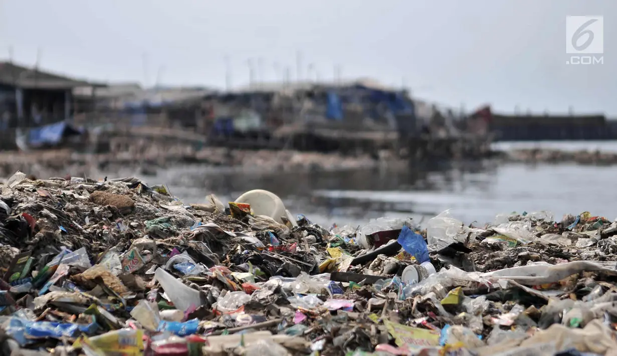 Hamparan sampah yang memenuhi pesisir Cilincing, Jakarta Utara, Rabu (28/3). Menurut warga, hamparan sampah tersebut telah memenuhi pesisir Cilincing sejak puluhan tahun lalu hingga kini menjadi daratan yang dapat dilintasi. (Merdeka.com/Iqbal S. Nugroho)
