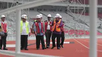 Wakil Presiden RI, Jusuf Kalla saat tinjau Stadion Utama GBK di Kawasan Senayan Sport Center, Jakarta (03/10/2017). Kunjungan Jusuf Kalla terssebut untuk melihat pekembangan persiapan Venue Asian Games 2018. (Bola.com/Nicklas Hanoatubun)