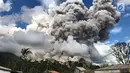 Kondisi Gunung Sinabung yang menyemburkan awan panas di Kabupaten Karo, Provinsi Sumatera Utara, Rabu (27/12). Gunung Sinabung menyemburkan awan panas sejauh 4,6 km berdurasi 500 detik. (Liputan6.com/Pool/BNPB)