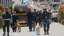 Unit K9 mengerahkan anjing pelacak saat mencari korban gempa dan tsunami di Hotel Roa-Roa, Palu, Sulawesi Tengah, Rabu (3/10). Anjing K9 dikerahkan untuk mengendus keberadaan tubuh korban yang tertimbun reruntuhan. (AP Photo/Tatan Syuflana)
