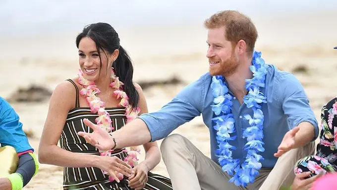 Inspirasi gaun pantai bagi ibu hamil ala Meghan Markle