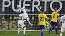 Pemain Real Madrid Karim Benzema (atas) mencetak gol ke gawang Cadiz melalui sundulan kepala pada pertandingan La Liga Spanyol di Stadion Ramon Carranza, Cadiz, Spanyol, Rabu (21/4/2021). Real Madrid menang 3-0. (AP Photo/Jose Breton)