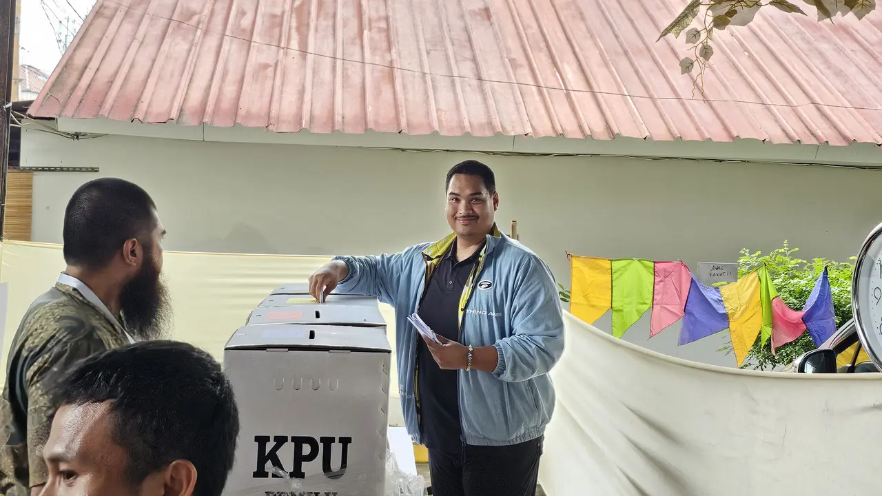 Menpora Dito saat nyoblos di Pemilu 2024