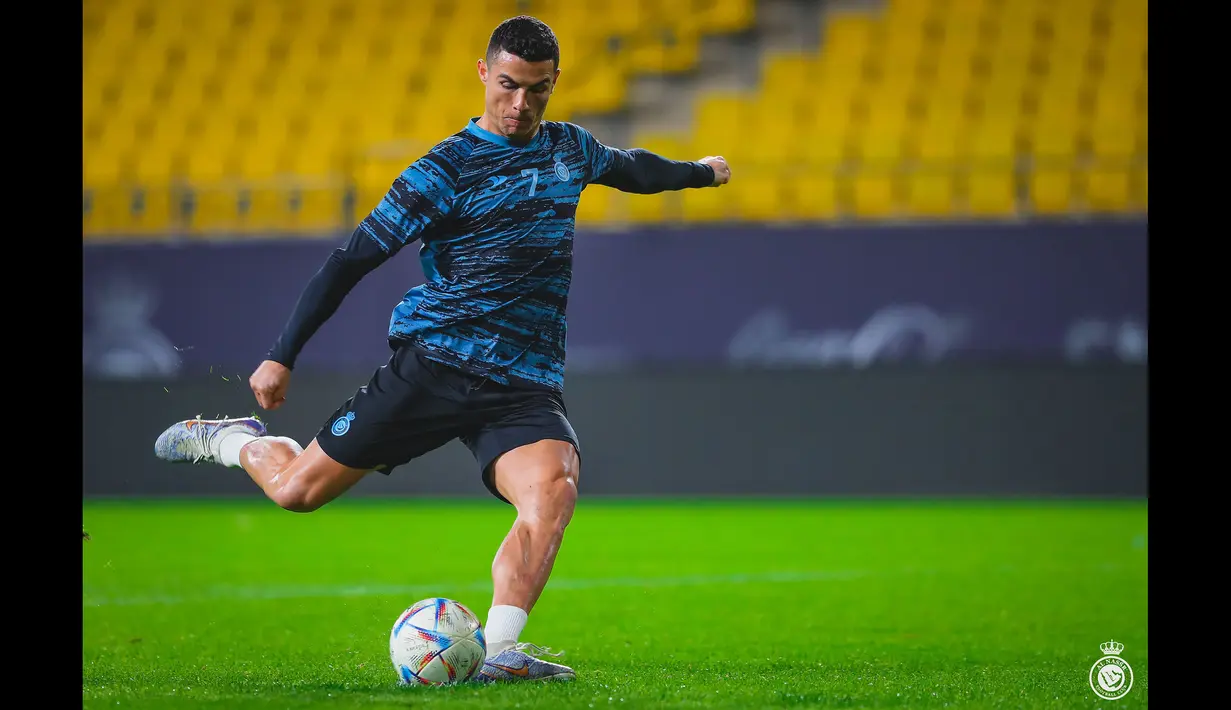 Pemain Al Nassr, Cristiano Ronaldo menendang bola saat latihan menjelang laga debutnya di Liga Pro Arab Saudi 2022/2023 melawan Al Ittifaq yang berlangsung di Mrsool Park, Minggu (22/01/2023) dini hari WIB. CR7 sebelumnya harus absen dalam dua laga Al Nassr karena terkena sanksi yang didapat dari Manchester United. (Twitter/@AlNassrFC)