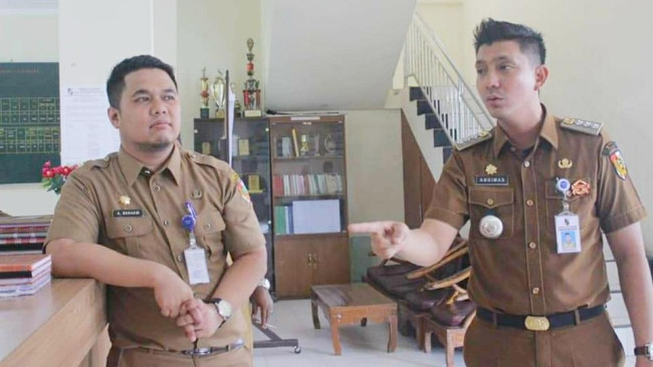 Abdimas (kanan) saat masih menjabat Camat Tenayan Raya Pekanbaru.