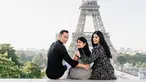 Annisa Pohan, perempuan yang mengawali karier sebagai model ini tengah menikmati keindahan kota Paris. Dengan pemandangan menara Eiffel, Annisa duduk bersama anak dan suaminya terlihat begitu mesra. (Liputan6.com/IG/@annisayudhoyono)