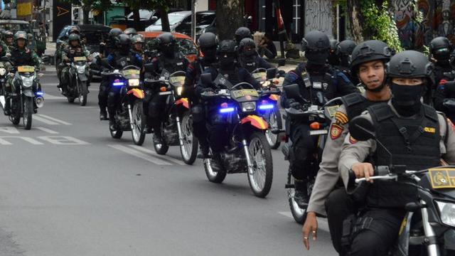 Polisi sabhara Polrestabes Makassar patroli menyisir sejumlah jalan rawan aksi kejahatan (Liputan6.com/ Eka Hakim)