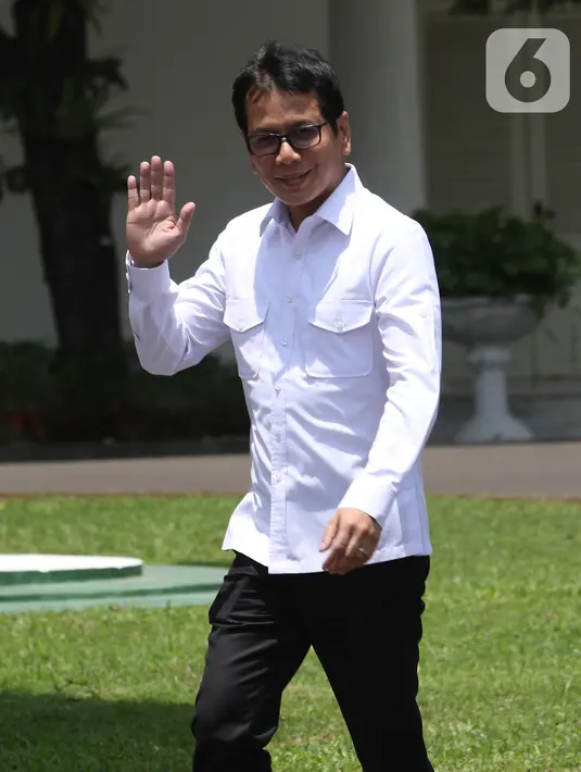 CEO NET Televisi Wishnutama melambaikan tangan saat tiba di Kompleks Istana, Jakarta, Senin (21/10/2109). Kedatangan Wishnutama berlangsung jelang pengumuman menteri Kabinet Kerja Jilid II oleh Presiden Joko Widodo atau Jokowi. (Liputan6.com/Angga Yuniar)