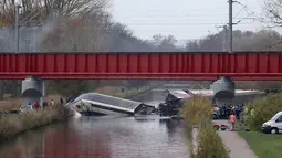 Suasana lokasi tempat terjatuhnya sebuah kereta dari lintasannya di sungai dekat Strasbourg, Perancis, Sabtu (14/11/2015). Kereta cepat ini masih dalam proses uji coba untuk mengangkut penumpang dari Paris - Strasbourg. (REUTERS/Jean-Marc Loos)