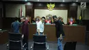 Gubernur non-aktif Aceh Irwandi Yusuf  bersiap menjalani sidang lanjutan di Pengadilan Tipikor, Jakarta, Senin (18/3). Sidang lanjutan dengan agenda pemeriksaan terdakwa dan saksi. (Liputan6.com/Herman Zakharia)