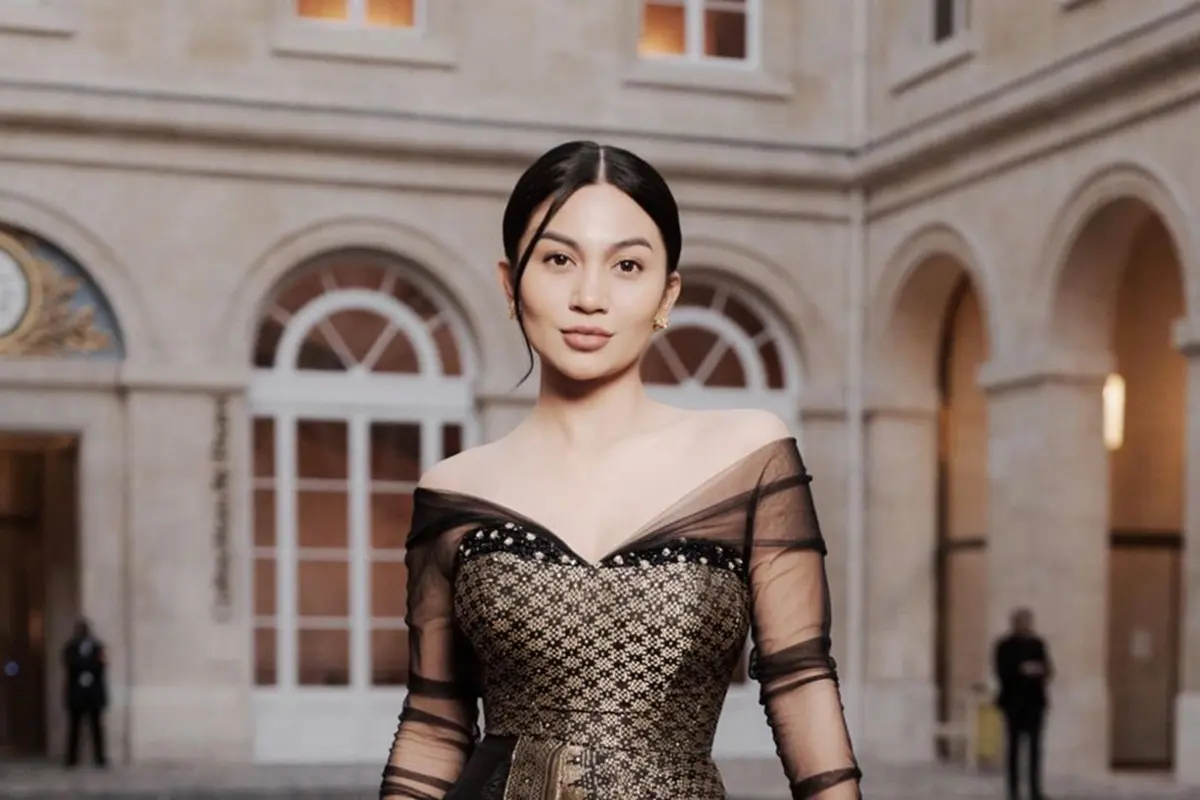 Pesona Ariel Tatum saat Memakai Kain Nusantara, Anggun Banget