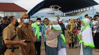 Bupati Garut Helmi Budiman melepas rombongan jemaah haji asal Garut, dalam keberangkatan Juni lalu. (Liputan6.com/Jayadi Supriadin)