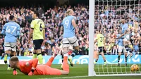 Striker Manchester City, Erling Haaland, melakukan selebrasi setelah mencetak gol ke gawang Southampton pada lanjutan Liga Inggris 2024/2025, Sabtu (26/10/2024) malam WIB. (Oli SCARFF / AFP)