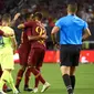 Para pemain AS Roma merayakan kemenangan atas Barcelona pada laga International Championship Cup di Stadion AT&T, Texas, Selasa (31/7/2018). AS Roma menang 4-2 atas Barcelona. (AFP/Cooper Neill)