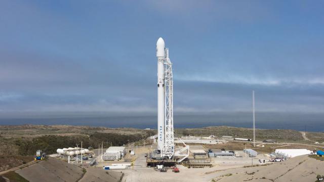 Roket Falcon 9 milik SpaceX tampak sebelum peluncuran hari Minggu, yang mengangkut 10 satelit lagi milik Iridium Communications, dari Pangkalan AU Vanderberg, California, 25 Juni 2017. (SpaceX/AP)