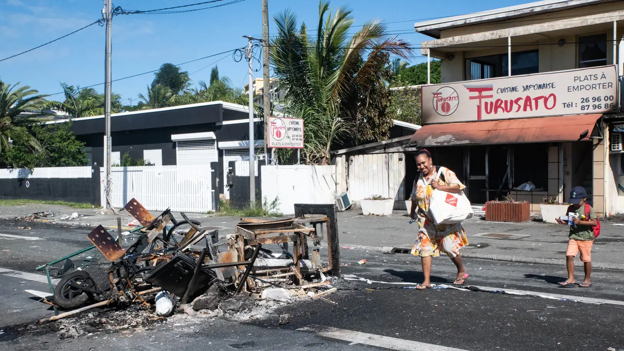 Rusuh Kaledonia Baru, Puing dan Sisa Barang Terbakar Blokir Jalan di distrik Magenta Noumea