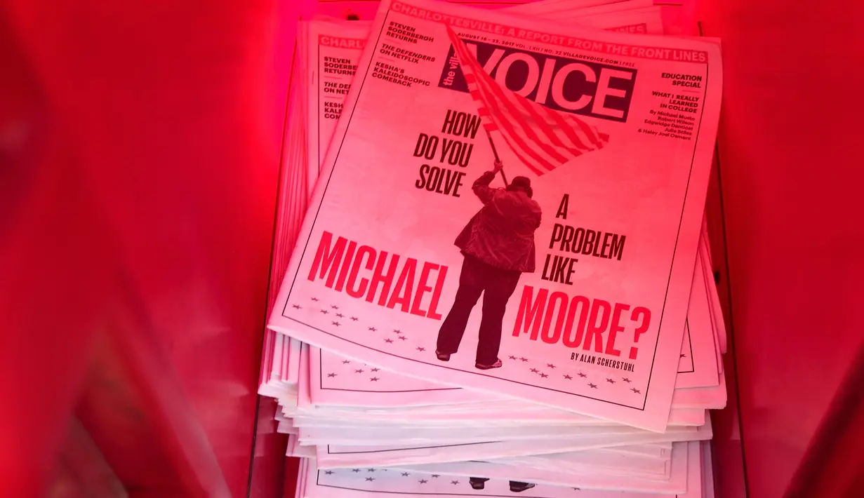 Lembaran surat kabar Village Voice yang berada dalam kotak surat di Manhattan, AS (22/8). Setelah 62 tahun terbit, Surat kabar Village Voice mengumumkan bahwa mereka tidak lagi menerbitkan edisi cetak. (Drew Angerer/Getty Images/AFP)