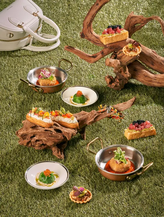 Merefleksikan esensi musim pra-musim gugur, Afternoon Tea ini menyajikan enam hidangan yang menampilkan 13 hidangan yang dikurasi dengan cermat. Hidangan unggulannya antara lain pilihan hidangan dingin yang mewah dengan Tuna Sirip Biru, hidangan utama Kroket Bebek yang gurih,
dan empat kreasi manis yang lembut, dirancang untuk melengkapi semangat musim ini dengan sentuhan seni dan keanggunan.   / Foto dok: Park Hyatt Jakarta.