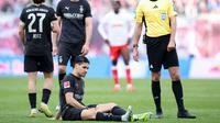 Bek Timnas Indonesia, Kevin Diks, dihantam cedera saat Borussia Monchengladbach kalah 0-1 dari RB Leipzig pada laga pekan ke-29 Bundesliga 2025/2026 di Stadion Red Bull Arena, Minggu (12/4/2026) dini hari WIB. (AFP/Ronny HARTMANN)