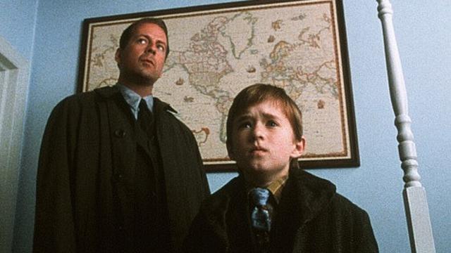 Bruce Willis (kiri) dan Haley Joel Osment dalam The Sixth Sense, 1999. (IMDb)