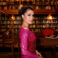 Penampilannya kali ini semakin flawless berkat makeup tangan dingin dari @philipekarunia yang menonjolkan fitur wajah Cinta dengan riasan elegan nan soft glam. Rambutnya ditata anggun oleh @hairbyranggayusuf dalam sanggul modern yang dipercantik dengan aksesori keemasan, memberikan aura bangsawan yang begitu kuat. Gaya ini dikurasi apik oleh stylist andal @elcofrebliaman, dengan detail fashion yang mencerminkan kekuatan karakter perempuan masa kini yakni independen dan berkelas. [@philipekarunia].