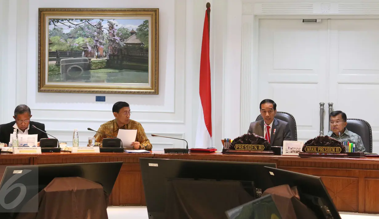 Presiden Jokowi didampingi Wapres Jusuf Kalla saat menggelar rapat terbatas bersama sejumlah menteri di Istana, Jakarta, Rabu (29/3). Dalam rapat tersebut Jokowi mengingatkan bahwa target pemerintah adalah masuk ke 40 besar. (Liputan6.com/Angga Yuniar)