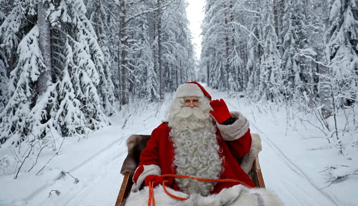 Santa Claus di atas kereta hadiahnya untuk mempersiapkan perayaan Natal di Lingkar Arktik, dekat Rovaniemi, Finlandia, 15 Desember 2016. Setiap tahunnya, desa yang mendapat julukan Desa Sinterklas ini ramai oleh wisatawan. (REUTERS/Pawel Kopczynski)