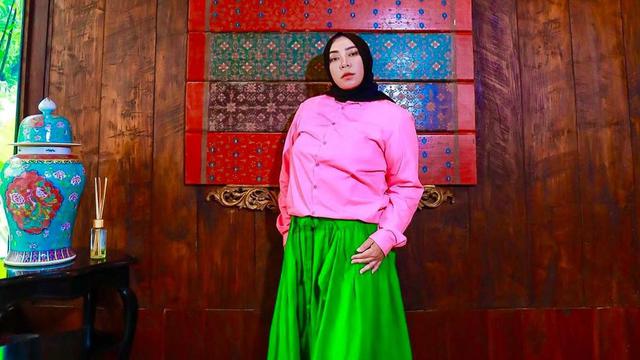 Makin Langsing, Ini 7 POtret Terbaru Melly Goeslaw yang Curi Perhatian