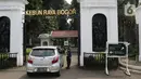 Petugas keamanan memeriksa pengunjung di Kebun Raya Bogor, Jawa Barat, Selasa (7/7/2020). Kebun Raya Bogor menerapkan pemesanan tiket secara daring serta kapasitas pengunjung dibatasi hanya 50 persen. (Liputan6.com/Herman Zakharia)