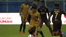 Pemain Bhayangkara Solo FC, TM Ichsan dijaga sejumlah pemain PSM Makassar dalam pertandingan matchday ke-2 Babak Penyisihan Grup B Piala Menpora 2021 di Stadion Kanjuruhan, Malang. Sabtu (27/3/2021). (Bola.com/Ikhwan Yanuar)
