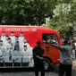 Minibus tim pemenangan Joko Widodo-Ma'ruf Amin diberangkatkan untuk wilayah Jawa Barat dari Menteng, Jakarta, Senin (27/8). Sebanyak lima kendaraan ini nantinya akan digunakan selama kampanye Pilpres 2019. (Liputan6.com/Herman Zakharia)