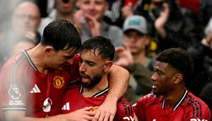 Pemain Manchester United, Bruno Fernandes, mencetak gol ke gawang Chelsea pada lanjutan Liga Inggris 2025/2026 di Old Trafford, Sabtu (20/9/2025) malam WIB. (Oli SCARFF / AFP)