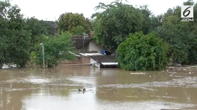 Intensitas hujan yang tinggi mengakibatkan sungai Bengawan Solo meluber dan membuat rumah warga tergenang.