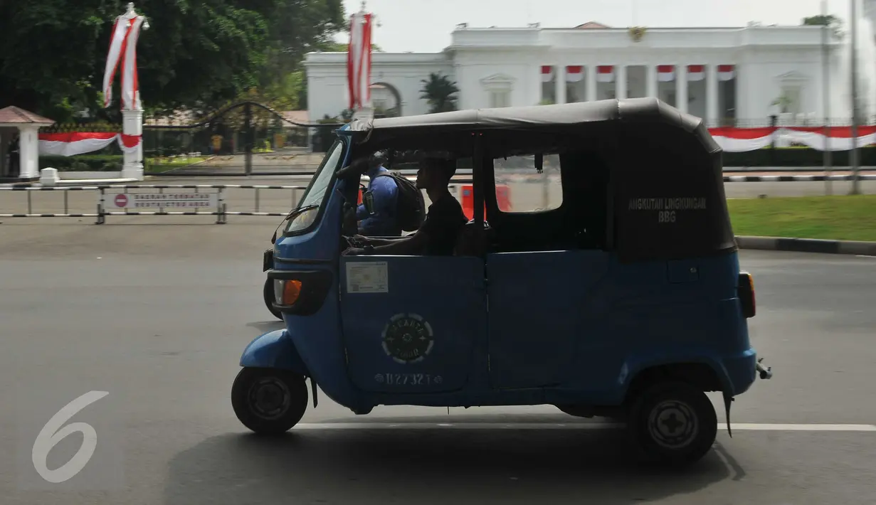 Pengendara bajaj melintas di depan Istana Kepresidenan, Jakarta, Rabu (20/7). Menimbang aspek keindahan, Sudinhubtrans Jakpus segera menerapkan larangan bajaj melintas di Jalan Medan Merdeka Barat dan Medan Merdeka Utara. (Liputan6.com/Gempur M Surya)