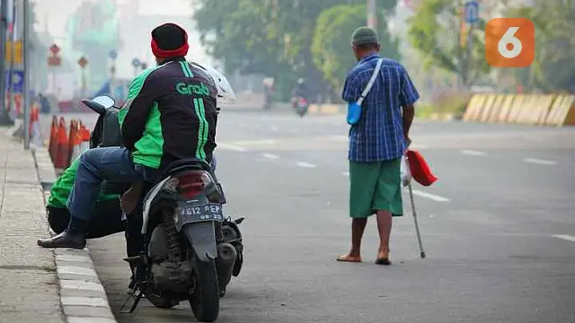 Ojol Menanti Order di Masa PSBB