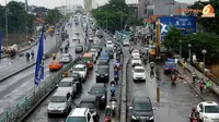 Imbas jalan rusak membuat lalu lintas macet karena kendaraan yang melintas di jalan tersebut harus berjalan pelan (Liputan6.com/Helmi Fithriansyah)