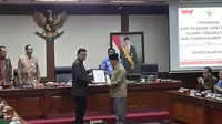 Mendagri menyerahkan surat pelaksana tugas Gubernur Sultra kepada Wagub Sultra (Liputan6.com/ Putu Merta Surya Putra)
